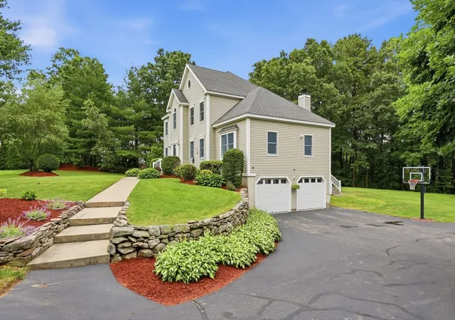 3rd image of 33 Ernies Dr, Littleton, MA 01460 | MLS# 73541295