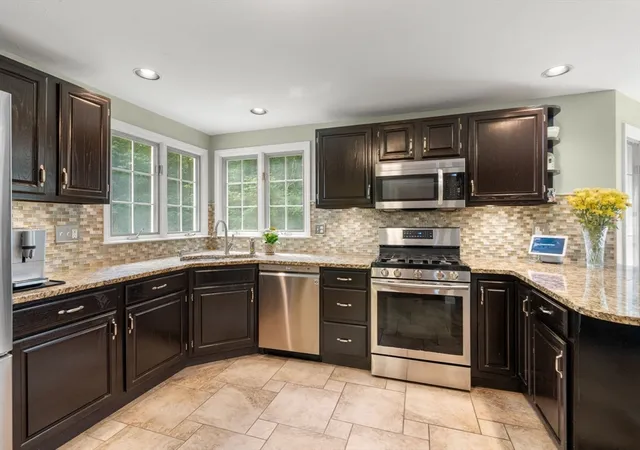 4th image of 27 Lancashire Dr, Mansfield, MA 02048 | MLS# 73550394
