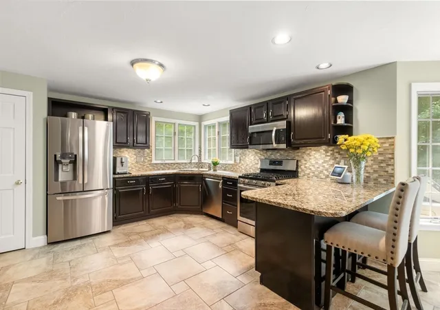 5th image of 27 Lancashire Dr, Mansfield, MA 02048 | MLS# 73550394