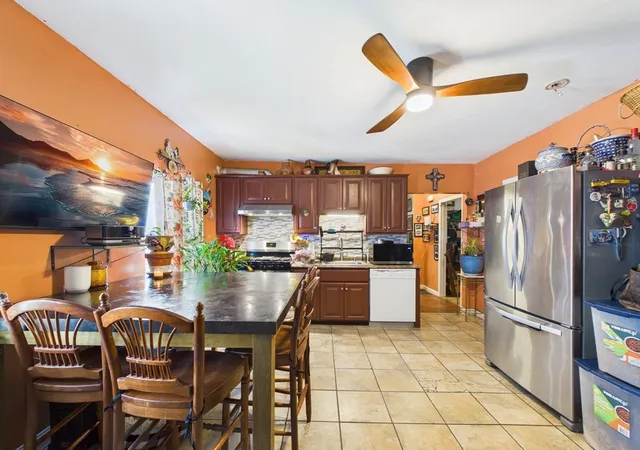 3rd image of 5 Tallman Ln, New Bedford, MA 02740 | MLS# 73505828