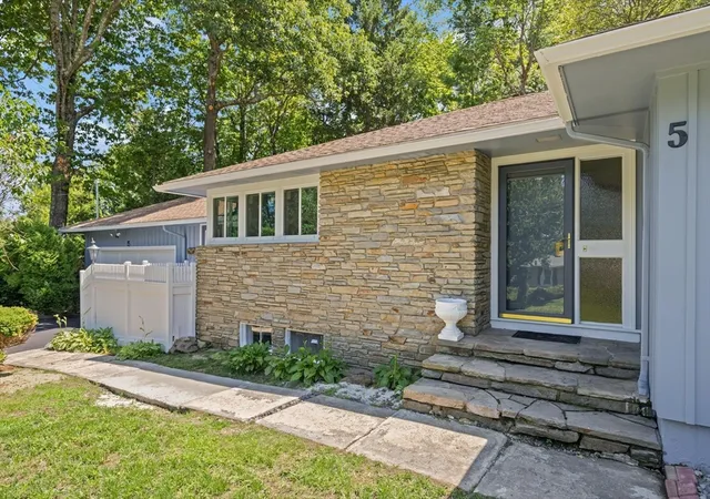 1st image of 5 Woodland Dr, Paxton, MA 01612 | MLS# 73549482