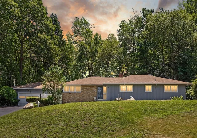 2nd image of 5 Woodland Dr, Paxton, MA 01612 | MLS# 73549482