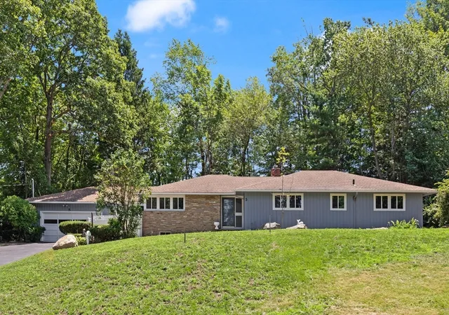 3rd image of 5 Woodland Dr, Paxton, MA 01612 | MLS# 73549482