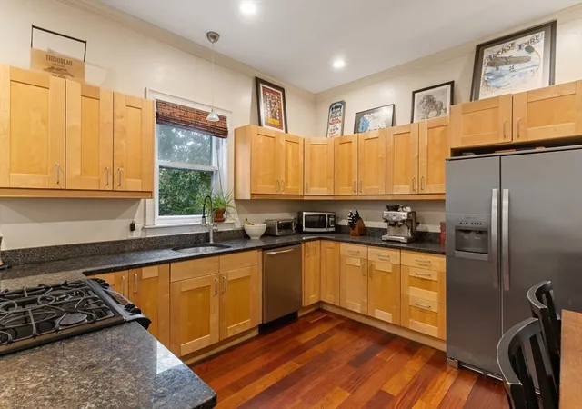 Homes for sale in Woburn, MA | 10 Beacon St, Woburn, MA 01801