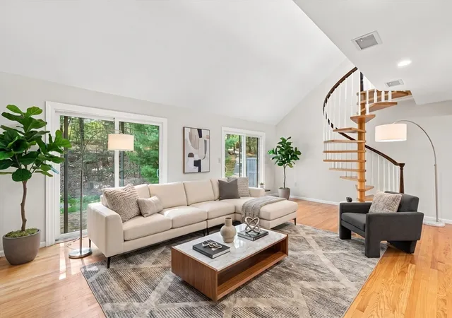 4th image of 15 Fifer Ln, Lexington, MA 02420