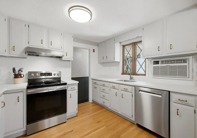 Photo 2 of Sale Pending at 31 Day Cir, Woburn, MA 01801 | MLS# 73556419 | Listing updated on 2026-08-18