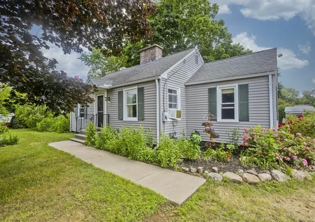 Homes for sale in Westfield, MA | 35 Pinehurst St, Westfield, MA 01085 | MLS# 73544951