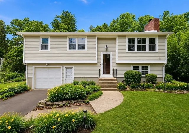 Homes for sale in Easthampton, MA | 23 Phelps St, Easthampton, MA 01027 | MLS# 73539726