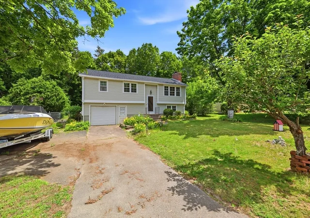 Homes for sale in Easthampton, MA | 23 Phelps St, Easthampton, MA 01027 | MLS# 73539726