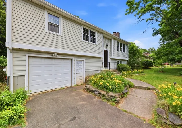 Homes for sale in Easthampton, MA | 23 Phelps St, Easthampton, MA 01027 | MLS# 73539726