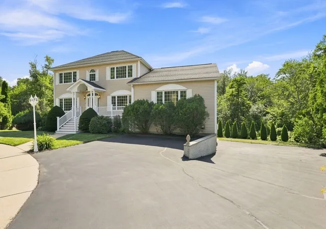 3rd image of 9 Sullivan Cir, Stoneham, MA 02180 | MLS# 73566506