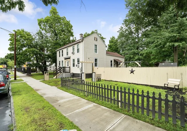 3rd image of 19 Suffolk St, Springfield, MA 01109 | MLS# 73557183