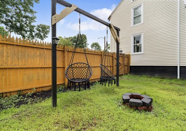 4th image of 19 Suffolk St, Springfield, MA 01109 | MLS# 73557183