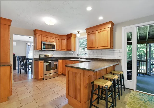 3rd image of 141 Farm Hill Rd, Leominster, MA 01453 | MLS# 73567949