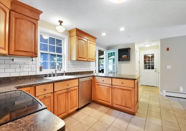 4th image of 141 Farm Hill Rd, Leominster, MA 01453 | MLS# 73567949