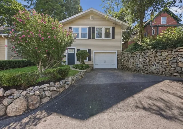 1st image of 560 Middle St, East Weymouth, MA 02189 | MLS# 73560295
