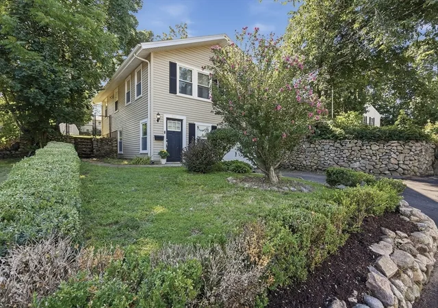 2nd image of 560 Middle St, East Weymouth, MA 02189 | MLS# 73560295