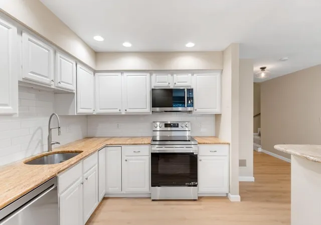 Listing Photo 4 - Condo for sale in building located at 17 Lions Ln, Salem, MA 01970 - Unit #2005