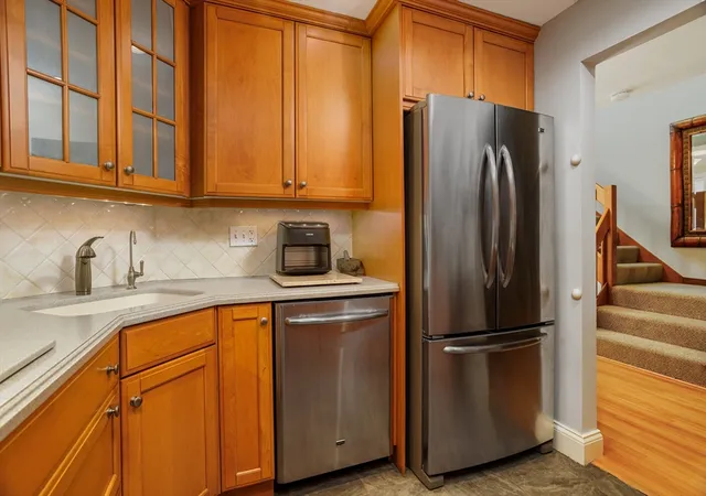 4th image of 923 Ridgefield Cir, Clinton, MA 01510