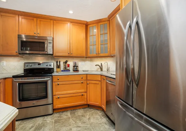 5th image of 923 Ridgefield Cir, Clinton, MA 01510