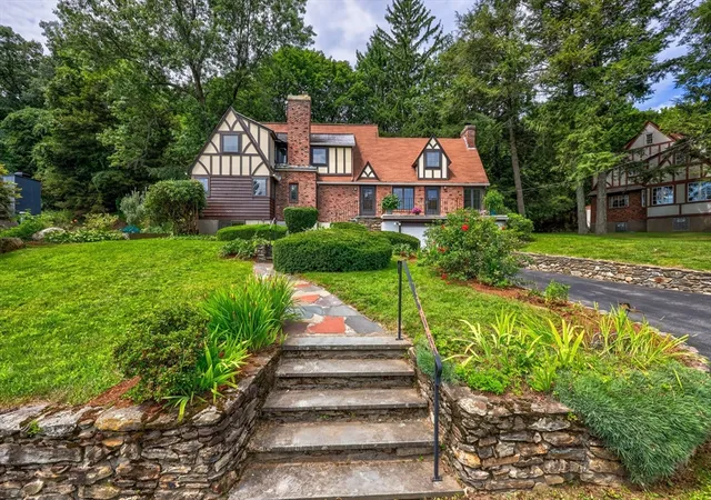 2nd image of 6 Old Brook Dr, Worcester, MA 01609 | MLS# 73562895