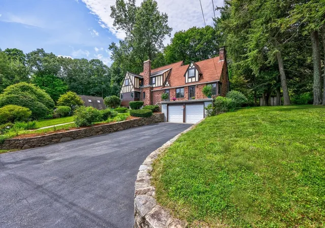 Photo 4 of Single family home for sale at 6 Old Brk Dr, Worcester, MA 01609 | MLS# 73562895 | Listing updated on 2026-09-11