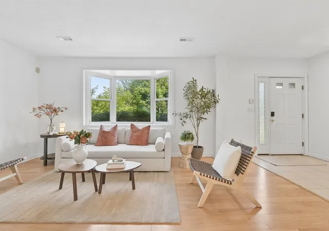 2nd image of 110 Coolidge Hill Rd #2, Watertown, MA 02472 | MLS# 73553452