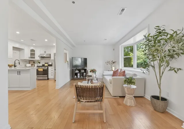 5th image of 110 Coolidge Hill Rd #2, Watertown, MA 02472 | MLS# 73553452
