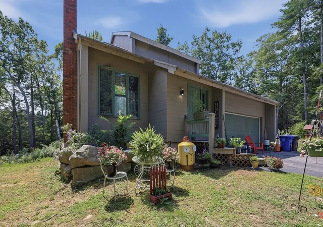 Photo 3 of Single family home for sale at 10 Evergreen Dr, Hampstead, NH 03841 | MLS# 73557477 | Listing updated on 2026-09-17