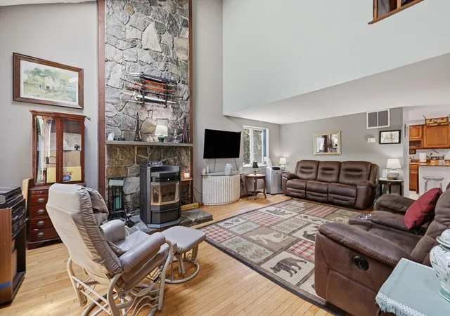 Photo 3 of Single family home for sale at 10 Evergreen Dr, Hampstead, NH 03841 | MLS# 73557477 | Listing updated on 2026-09-17