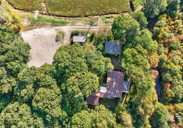 3rd image of 17,17a,17b Cranberry Ln, Falmouth, MA 02536