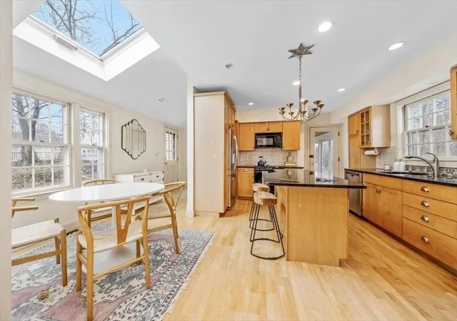 5th image of 59 Cottage St, Hingham, MA 02043 | MLS# 73556452