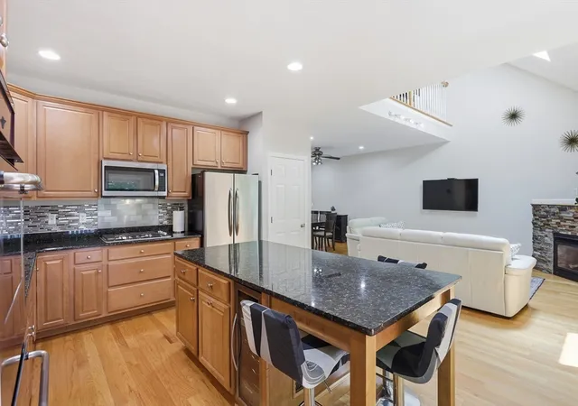 4th image of 12 Minuteman Lane #6, Westford, MA 01886 | MLS# 73549432