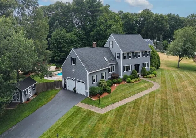 2nd image of 32 Country Club Cir, Pembroke, MA 02359 | MLS# 73546676