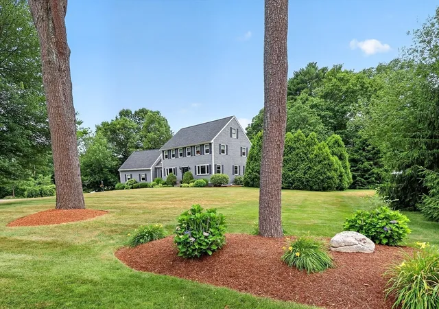 3rd image of 32 Country Club Cir, Pembroke, MA 02359 | MLS# 73546676