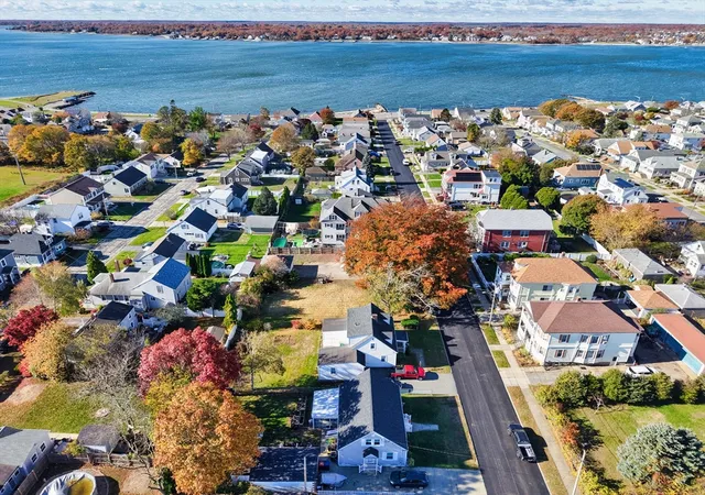 4th image of 220 Aquidneck St, New Bedford, MA 02744 | MLS# 73452274