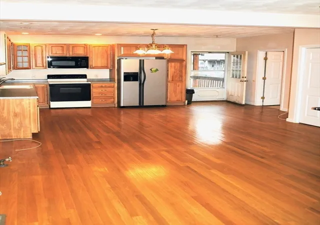 Photo 3 of Sale Pending at 40 Wright St, Stoneham, MA 02180 | MLS# 73526243 | Listing updated on 2026-08-10