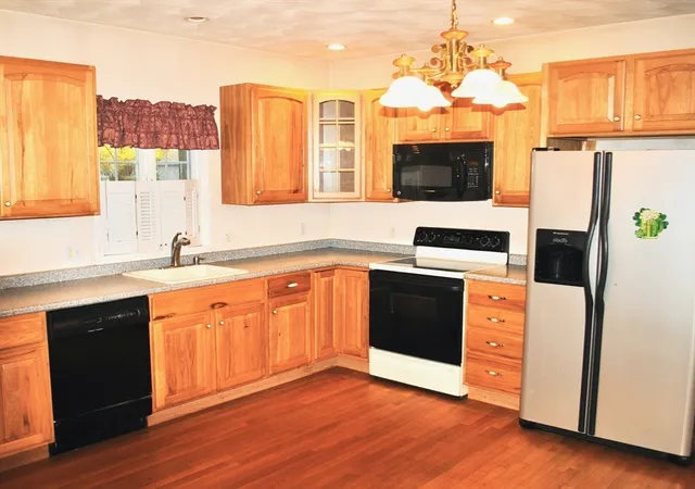 Listing Photo 5 - Condo for sale in building located at 40 Wright St, Stoneham, MA 01440