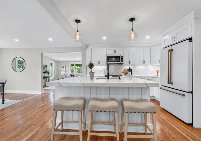 Photo 3 of Single family home for sale at 28 Fieldstone Dr, Burlington, MA 01803 | MLS# 73562701 | Listing updated on 2026-09-12