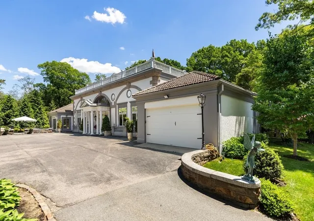 3rd image of 20 Woodholm Rd, Manchester, MA 01944 | MLS# 73535212