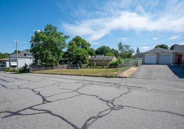 4th image of 352 Daniels St, Fitchburg, MA 01420 | MLS# 73553161