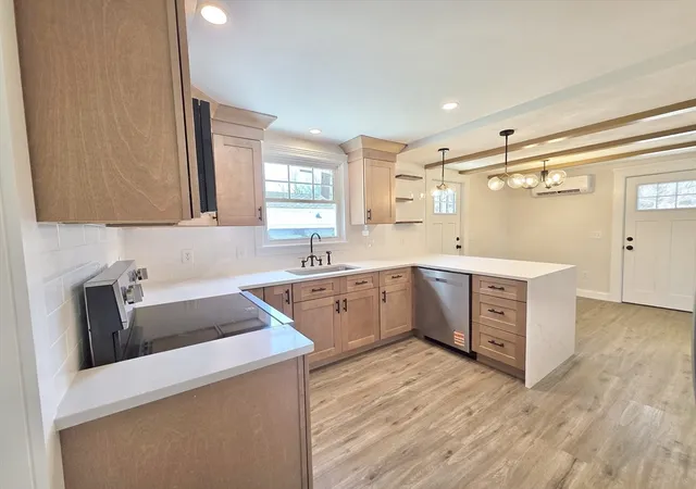 Homes for sale in Smithfield, RI | 8 Wolf Hill Rd, Smithfield, RI 02917 | MLS# 73548544