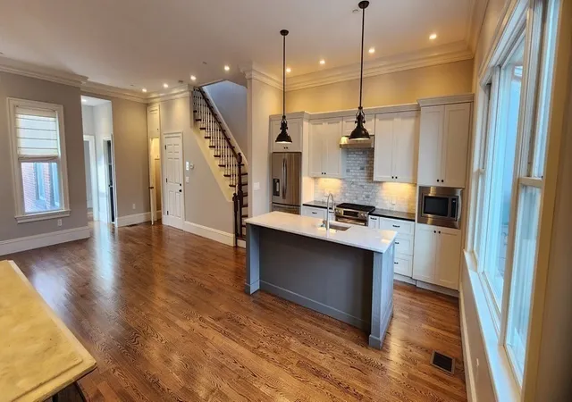 1st image of 118 F, South Boston, MA 02127 | MLS# 73527062