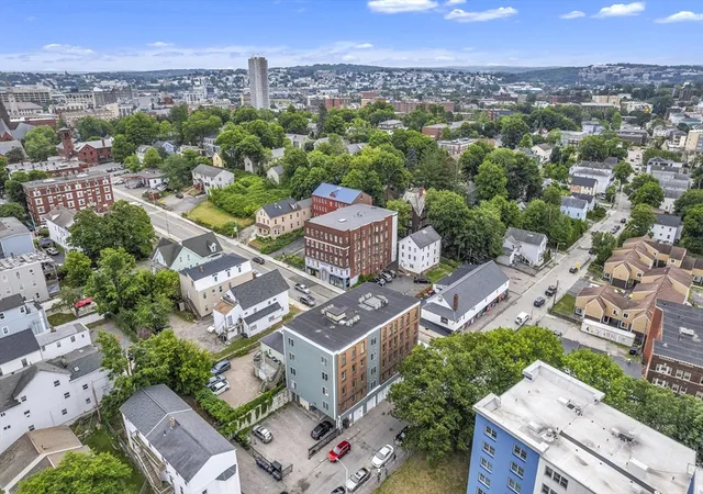 2nd image of 257 Pleasant St, Worcester, MA 01609