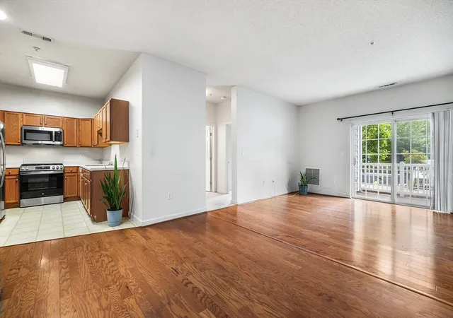 2nd image of 21 Hampshire Road #105, Methuen, MA 01844 | MLS# 73557424