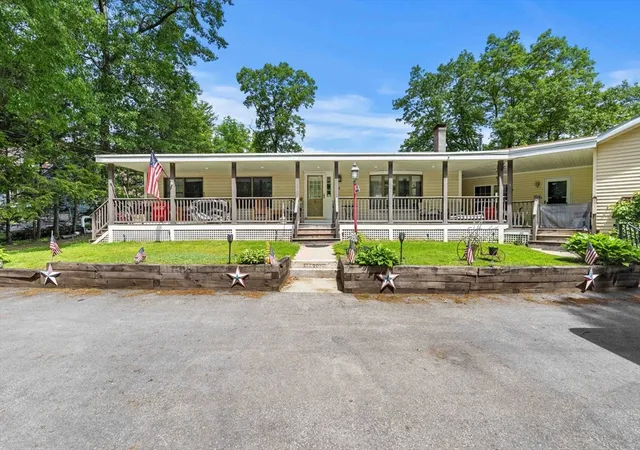 1st image of 25r Beacon St, Amesbury, MA 01913 | MLS# 73540885