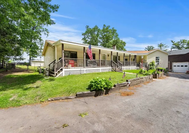 2nd image of 25r Beacon St, Amesbury, MA 01913 | MLS# 73540885