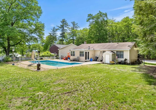 3rd image of 25R Beacon St, Amesbury, MA 01913 | MLS# 73540885