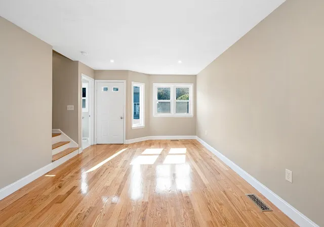 4th image of 38 Farmland Rd, Lowell, MA 01850