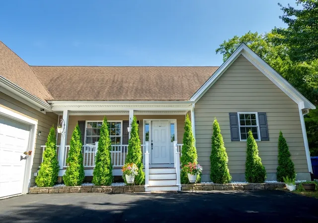 2nd image of 4 Finch Ln, Buzzards Bay, MA 02532 | MLS# 73413817
